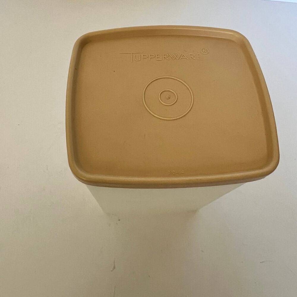 Tupperware Vintage 6 cups, with lid